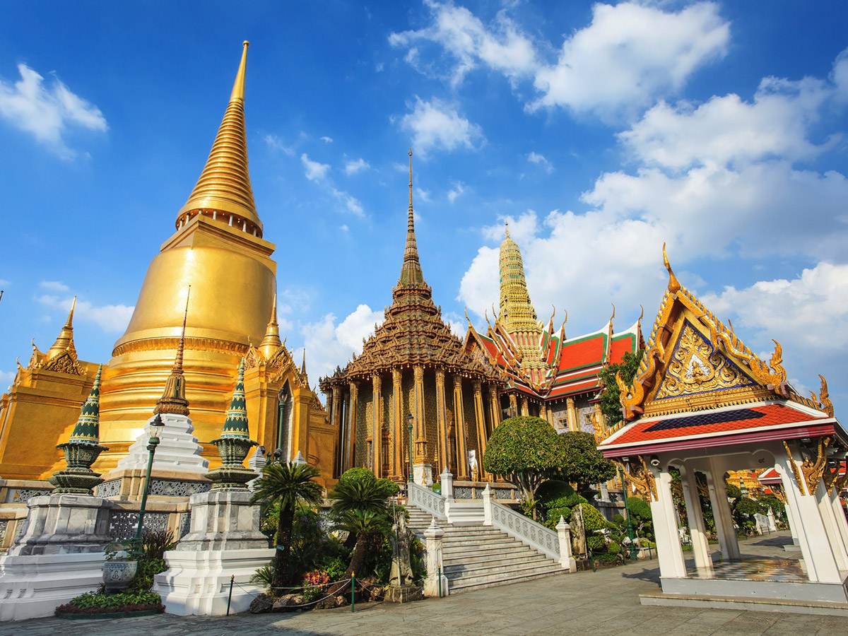 Bodite spoštljivi do kulturnih navad in običajev – oblecite se priložnosti primerno in snemite čevlje pri obisku templjev (na sliki Wat Phra Kaew, Bangkok).